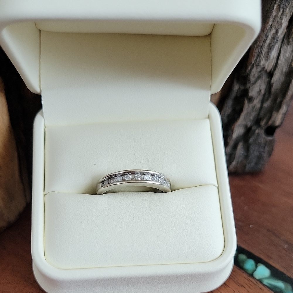 Diamond Women's Elegant Ring, 10Ka White Gold, Size 7